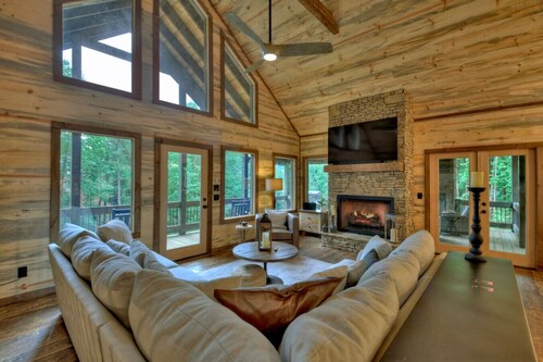 Hot Tub-Pool Table-Outdoor Living Area-wifi-2 gas fireplaces-Rafting Nearby