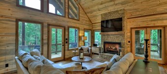 Hot Tub-Pool Table-Outdoor Living Area-wifi-2 gas fireplaces-Rafting Nearby