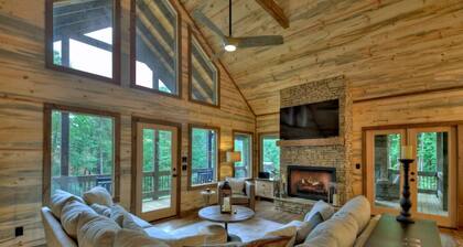 Hot Tub-Pool Table-Outdoor Living Area-wifi-2 gas fireplaces-Rafting Nearby