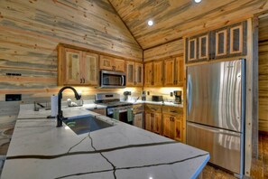 Køleskab, mikrobølgeovn, ovn, kogeplade