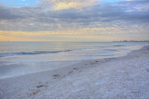 In Strandnähe, Strandtücher, Motorbootfahrt, Angeln