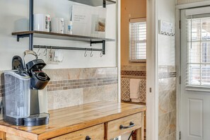 Réfrigérateur, micro-ondes, plaque de cuisson, cafetière/bouilloire