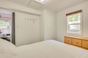 1 bedroom, desk, travel crib, internet