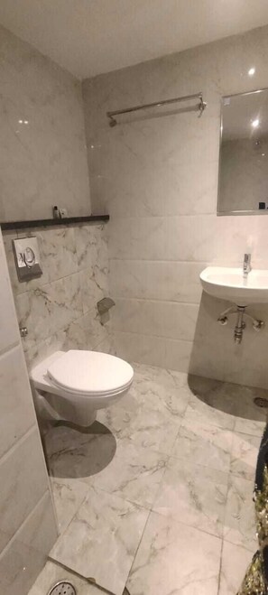 Een douche, handdoeken, zeep, shampoo