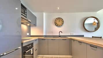 Kühlschrank, Mikrowelle, Ofen, Geschirrspüler