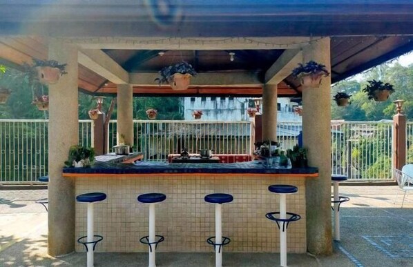 Bar (trong khuôn viên)