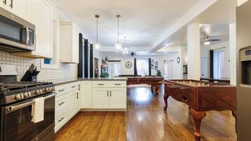 Kylskåp, mikrovågsugn, ugn och spishäll