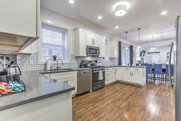 Fridge, microwave, oven, stovetop - Forrest Parks St Louis Charm is perfect for all your needs. (St. Louis)