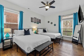 6 bedrooms, desk, iron/ironing board, travel crib - Forrest Parks St Louis Charm is perfect for all your needs. (St. Louis)