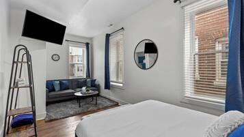 6 bedrooms, desk, iron/ironing board, travel crib