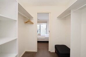 1 bedroom, desk, iron/ironing board, WiFi - Ground Level 1-Bed: Courtyard & Alfresco Dining (Wright)