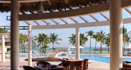 4BR w Private Pool & Beach Club Access - Villa 11A