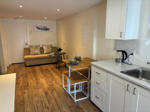 Microwave, oven, stovetop - Cozy basement suite (Victoria)