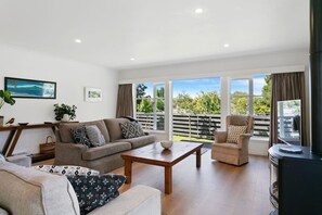 TV - Gorgeous on Gillies Taupo central accommodation (Taupo)