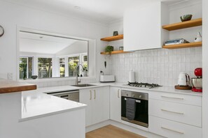 Fridge, microwave, oven, stovetop - Gorgeous on Gillies Taupo central accommodation (Taupo)