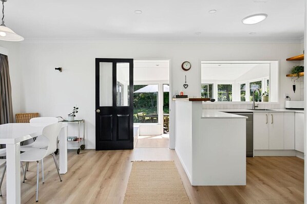 Interior - Gorgeous on Gillies Taupo central accommodation (Taupo)