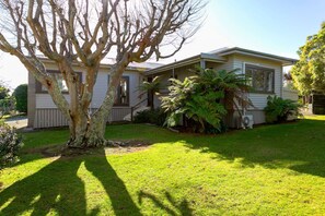 A single-story house with a porch, a large tree in front, and a well-maintained lawn. - "The Maple Tree" Taupo - central accommodation (Taupo)