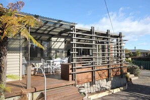 Outdoor dining - "The Maple Tree" Taupo - central accommodation (Taupo)