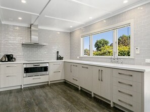 Fridge, oven, stovetop, dishwasher - Tui Lodge, Taupo - sleeps 6 guests (Taupō)