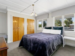 4 bedrooms, desk, iron/ironing board, WiFi - Tui Lodge, Taupo - sleeps 6 guests (Taupō)
