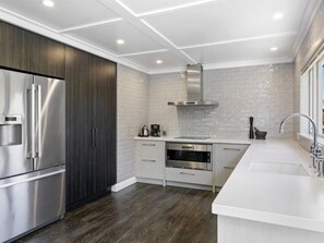 Fridge, oven, stovetop, dishwasher