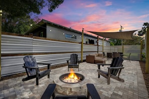 Terrace/patio - Sunny Citrus Escape: Min to Midtown & Dog-Friendly (Tampa)