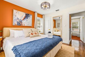 3 bedrooms, iron/ironing board, WiFi, bed sheets - Sunny Citrus Escape: Min to Midtown & Dog-Friendly (Tampa)