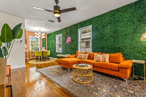 TV - Sunny Citrus Escape: Min to Midtown & Dog-Friendly (Tampa)