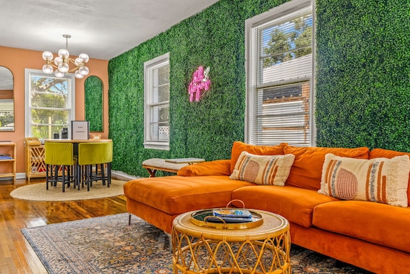 TV - Sunny Citrus Escape: Min to Midtown & Dog-Friendly (Tampa)