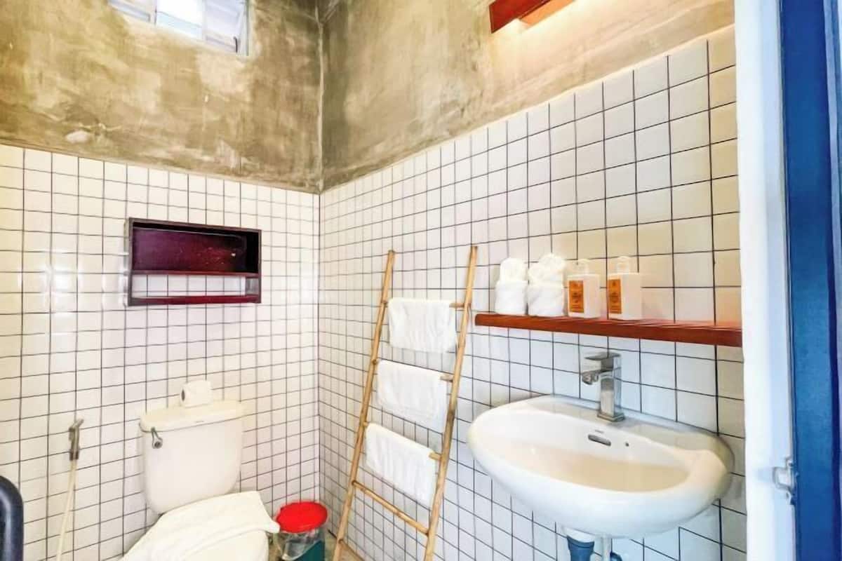 Shower, free toiletries, hair dryer, bathrobes