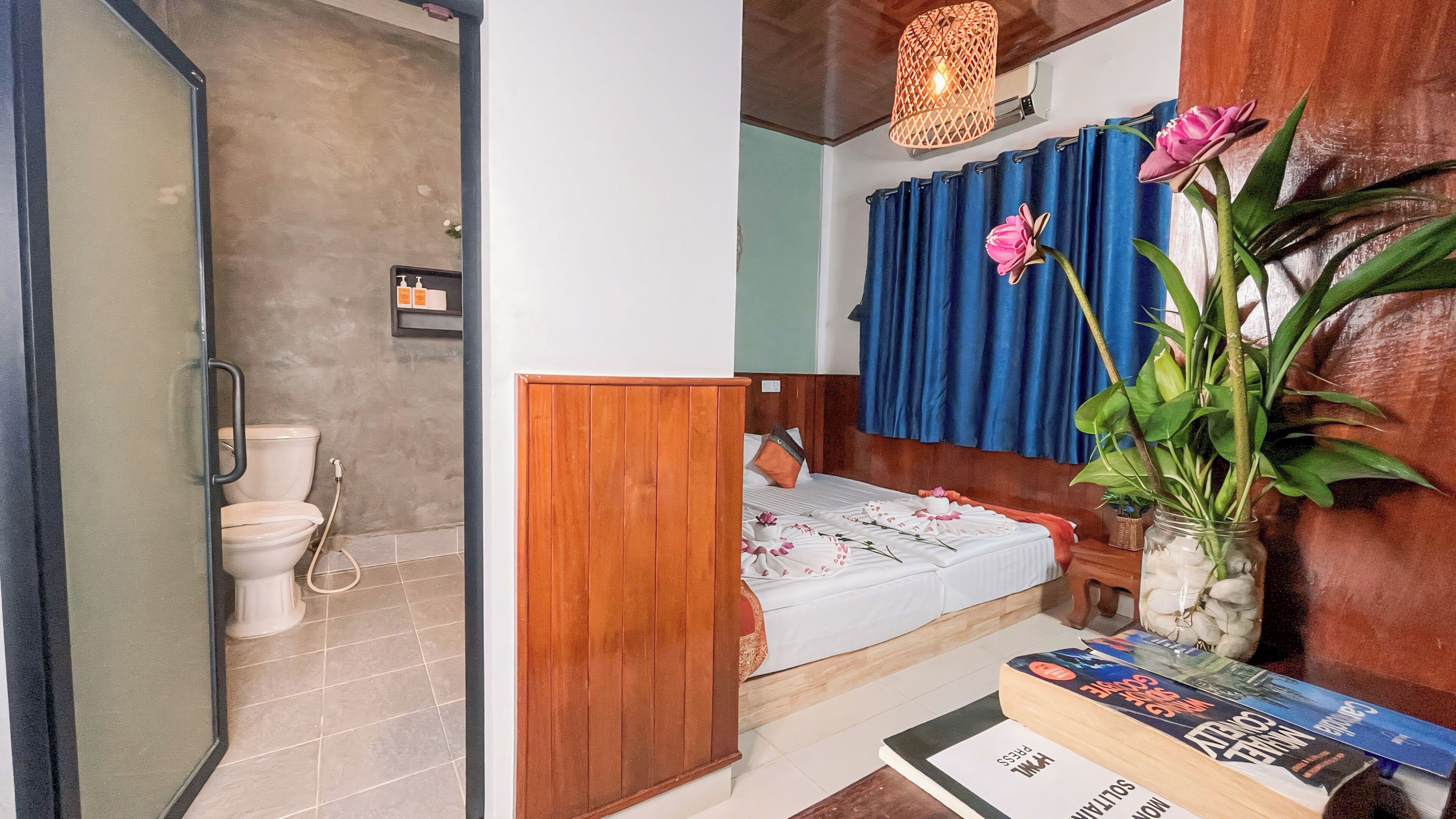 Uma casa de banho com cabine de chuveiro em vidro, sanita e lavatório.