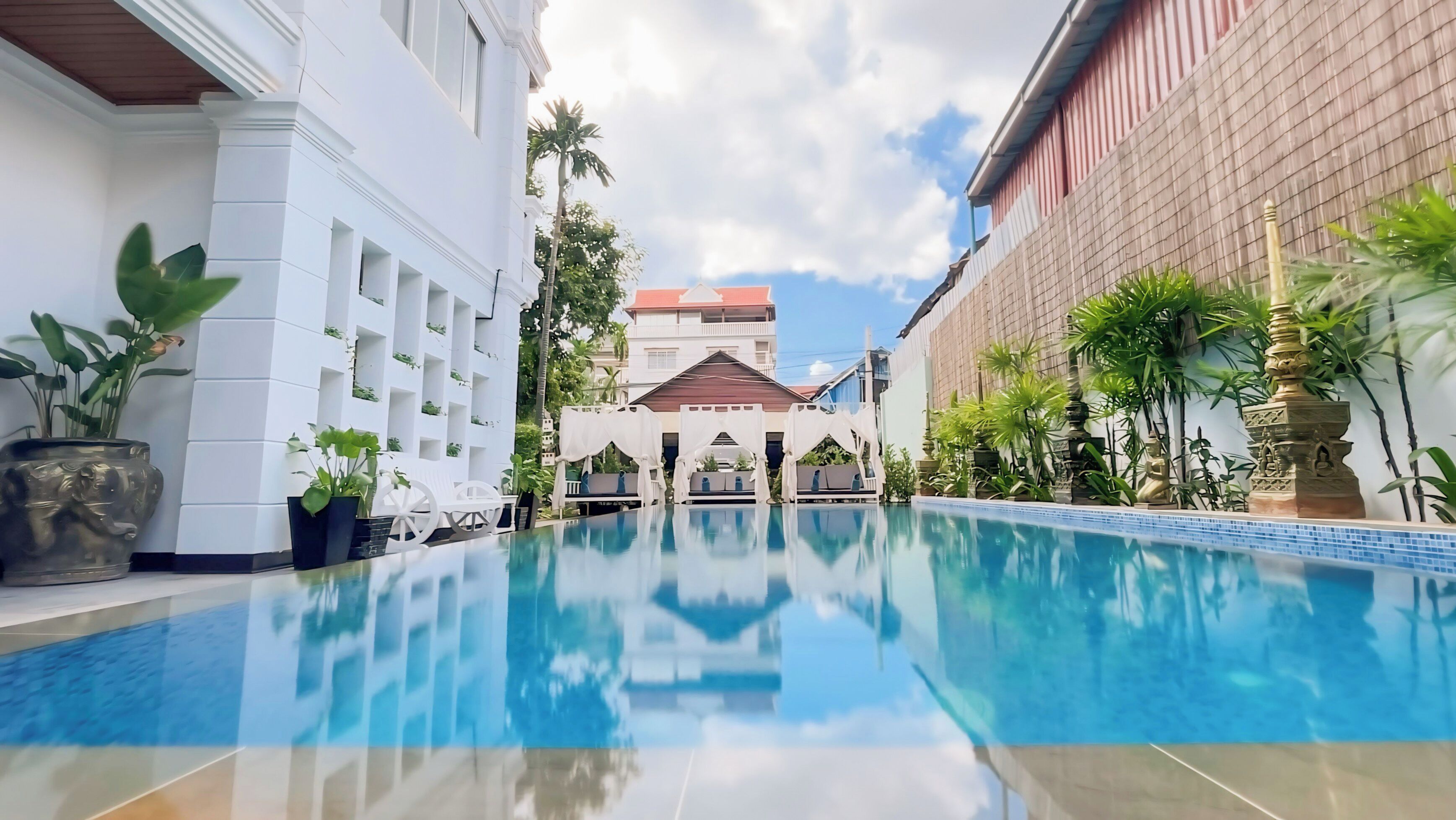 Piscine extérieure, cabanons gratuits, parasols de plage