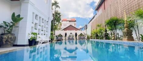 Alberca al aire libre y camas balinesas gratuitas