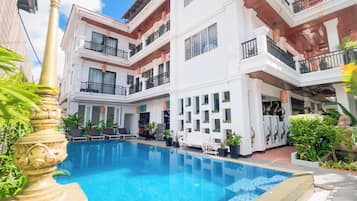 Outdoor pool, open 9:00 AM to 9:00 PM, free pool cabanas, pool umbrellas