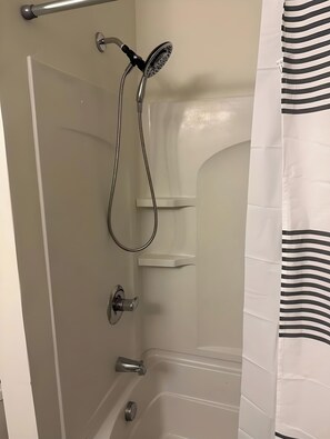 Haartrockner, Handtücher, Seife, Shampoo