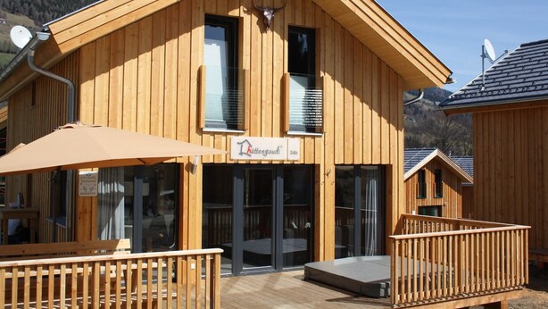 Un bâtiment en bois sur lequel on peut lire l’inscription « Hüttengaudi 245 ».
