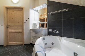 Shower, jetted tub, hair dryer