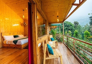 Habitación familiar, balcón, vista a la montaña | Vista del balcón