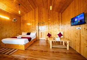 Habitación Deluxe, balcón, vista a la montaña | Ropa de cama de alta calidad, camas extra, wifi gratis y ropa de cama 