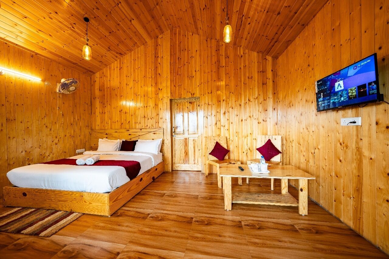 Habitación familiar, balcón, vistas a la montaña | Ropa de cama de alta calidad, camas supletorias, wifi gratis
