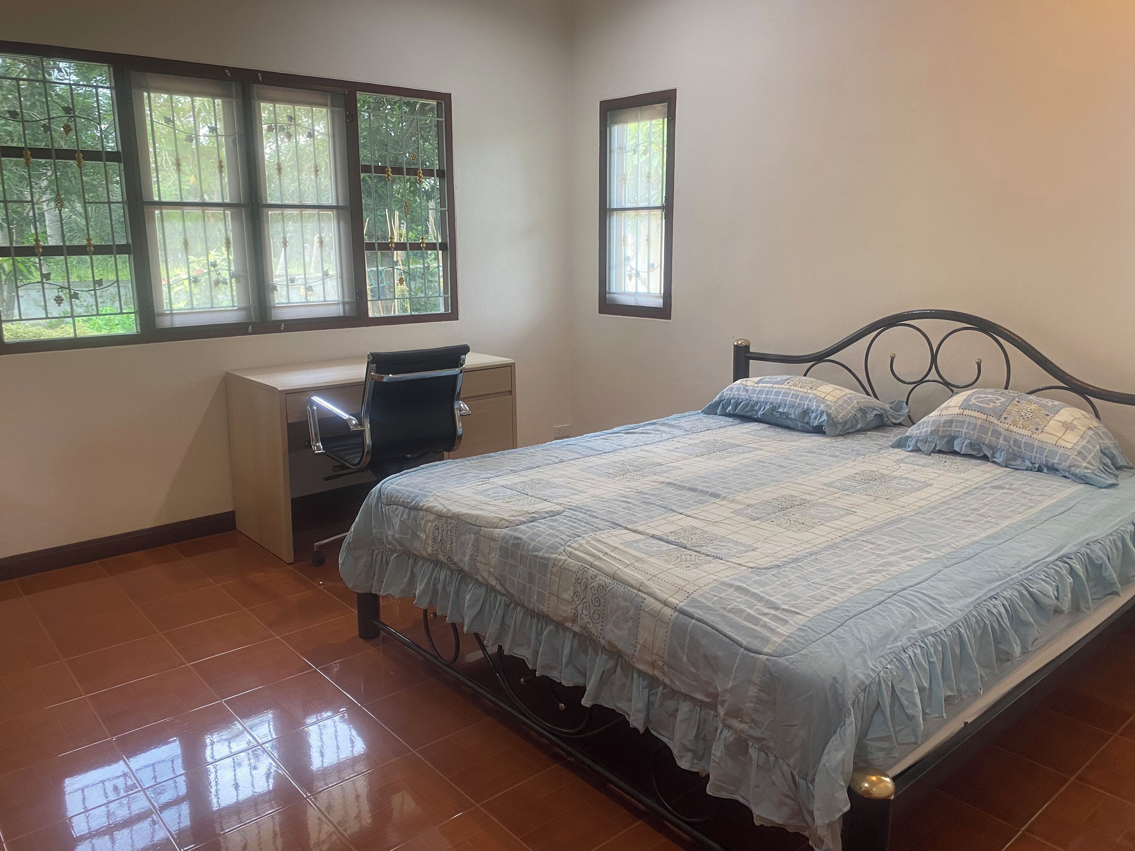 2 bedrooms, desk, iron/ironing board, bed sheets