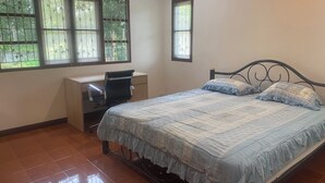 A bedroom with a bed, a desk, and two windows. - House for rent in Hua Hin for wintering 180 days visa (Hua Hin)