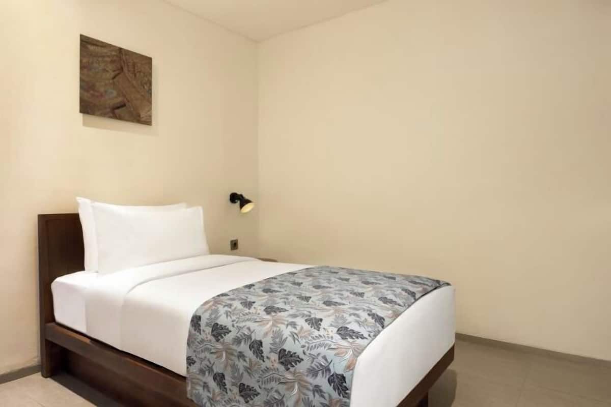 1 habitación, caja de seguridad en la habitación y escritorio