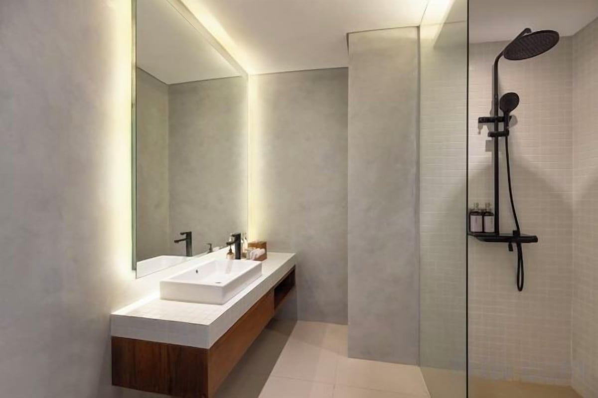 Shower, free toiletries, hair dryer, slippers