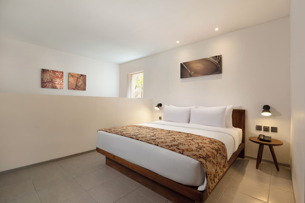 Värdeförvaringsskåp på rummet, skrivbord och mörkläggningsgardiner