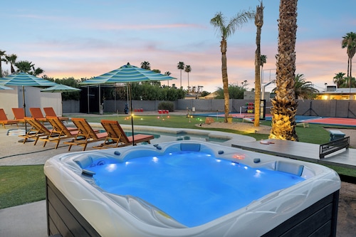 Pickleball, Pool, Arcade, Poker Table, Basketball, Bocce, & Golf | Fairway Oasis