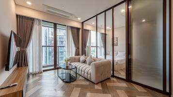 Grand Suite, 1 Bedroom, Club lounge access, Harbour View | Egyptian cotton sheets, premium bedding, down duvets