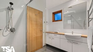 Een douche, een haardroger, handdoeken