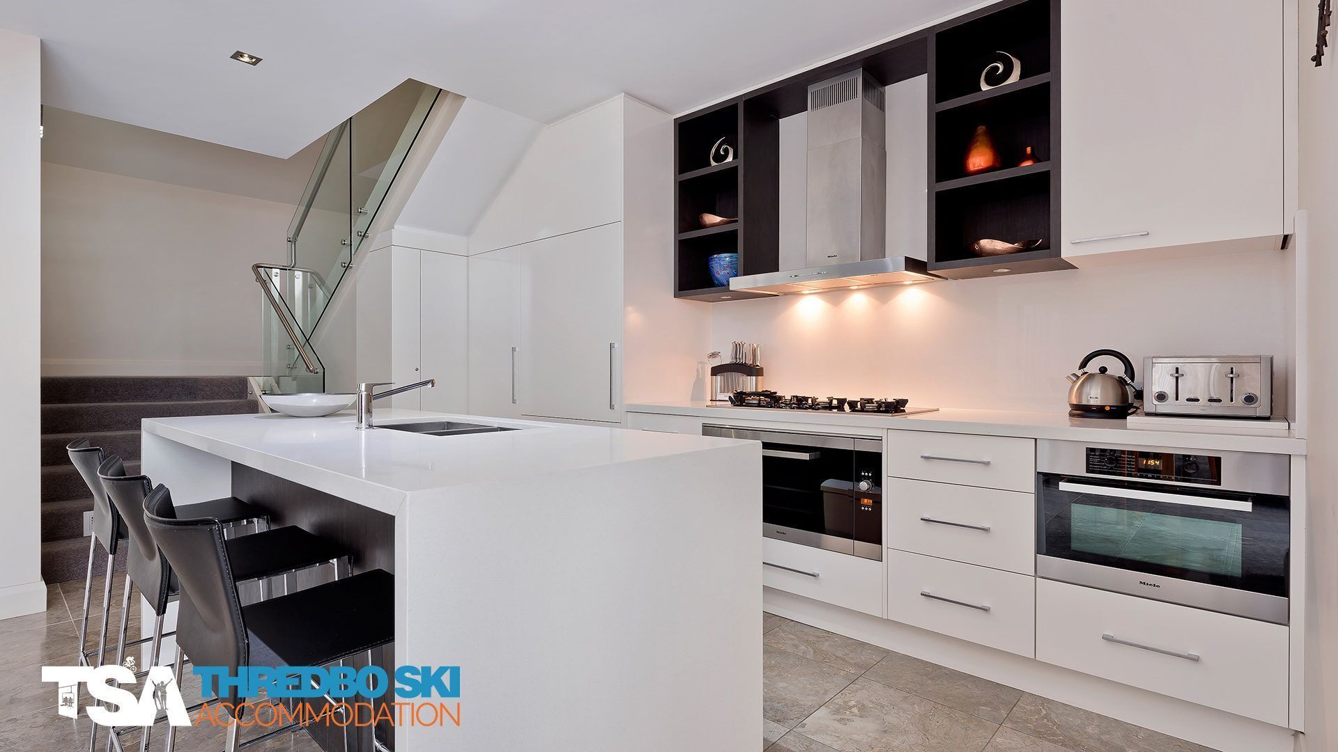 Cafetière/bouilloire, batterie de cuisine, vaisselle et ustensiles