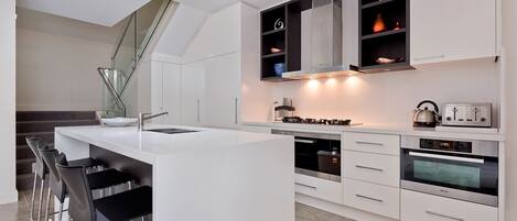 Cafetière/bouilloire, batterie de cuisine, vaisselle et ustensiles